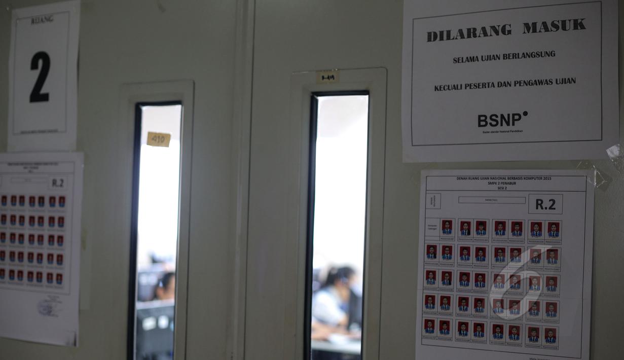 Hari pertama pelaksanaan Ujian Nasional (UN) berbasis komputer atau Computer Based Test (CBT) di SMPK Penabur 2, Jakarta, Senin (4/5). SMPK Penabur 2 menjadi satu-satunya SMP yang melaksanakan UN berbasis komputer di Jakarta. (Liputan6.com/Faizal Fanani)