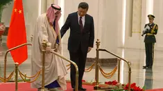  Presiden China Xi Jinping membantu Raja Arab Saudi Salman bin Abdulaziz al-Saud berjalan saat mengikuti upacara penyambutan di Beijing, China (16/3). (AP Photo / Ng Han Guan)