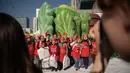 Peserta berpose bersama selama berpartisipasi dalam festival pembuatan kimchi di Seoul (2/11). Hidangan tradisional berupa kubis yang difermentasi dan lobak ini hasilnya akan didonasikan untuk kaum minoritas di Korsel.  (AFP Photo/Ed Jones)