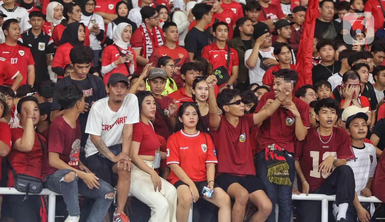 Puluhan ribu pendukung skuad Garuda mengawal Timnas Indonesia menghadapi Bahrain pada laga kedelapan kualifikasi Piala Dunia 2026 putaran 3 zona Asia. (Liputan6.com/Angga Yuniar)
