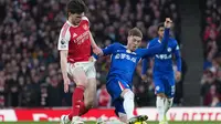 Cole Palmer dan Declan Rice berebut bola dalam laga Liga Inggris antara Chelsea vs Arsenal di Emirates Stadium, 1 Maret 2026. (AP Photo/Alastair Grant)