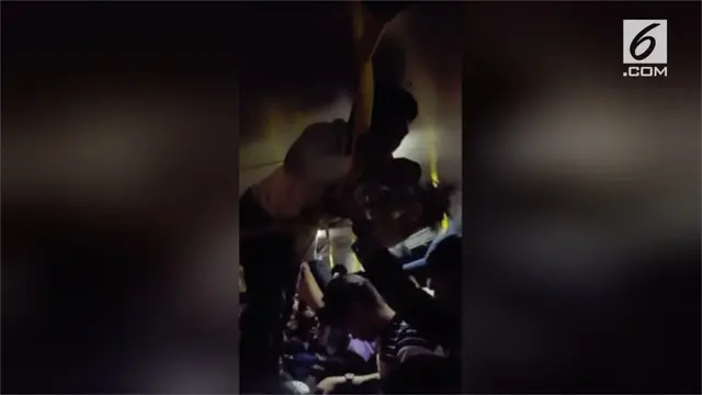 Seorang kondektur bus menggumpulkan ongkos penumpang dengan cara unik di Filipina. Ia bergelantungan di atas bus hingga dijuluki Spiderman oleh penumpang.