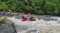 Arung jeram menjadi salah satu destinasi wisata di geopark Merangin. (Liputan6.com/B Santoso)