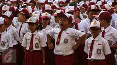 Seorang anak menguap ketika upacara pada hari pertama sekolah di SDN Pasar Baru 05, Jakarta, Senin (18/7). Usai libur Idul Fitri, para siswa kembali beraktivitas mengikuti pelajaran di sekolah untuk tahun ajaran 2015-2016. (Liputan6.com/Faizal Fanani)