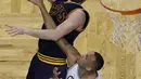 Kevin Love berusaha melakukan tembakan melewati adangan pemain Boston Celtics pada Gim kelima final NBA Wilayah Timur di TD Garden, Boston, (25/5/2017).  (AP/Charles Krupa)