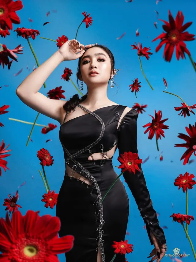 7 Gaya Pemotretan Terbaru Febby Rastanty, Tampil Memukau