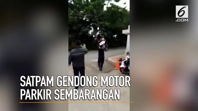 VIDEO: Keren, Aksi Satpam Gendong Motor Sendirian