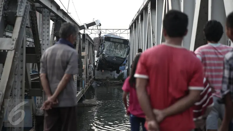 20160519-Lokasi Kecelakaan Bus Transjakarta Vs Kereta Api Jadi Tontonan Warga-Jakarta