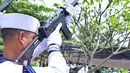 "Saya atas nama pemerintah mengucapkan turut berbelasungkawa terhadap meninggalnya almarhum. Dengan diserahkannya jenazah dari keluarga ke pemerintah, maka kami akan segera memakamkan jenazah di TPU Pondok Labu, Jakarta Selatan," timpal Pemimpin Upacara.