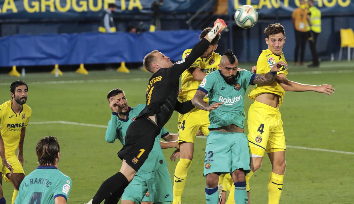 Kiper Barcelona, Marc-Andre ter Stegen, menghalau bola saat melawan Villareal pada laga La Liga di Stadion Estadio de la Ceramica, Minggu (5/7/2020). Barcelona menang 4-1 atas Villareal. (AFP/Jose Jordan)