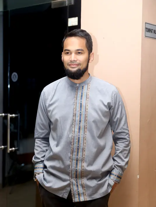 Teuku Wisnu sendiri memang sudah beberapa waktu ini tampil menjadi lebih religius. Ia juga sering mengikuti acara Islami, seperti menjadi pembicara di acara diskusi tentang hijrahnya. (Andy Masela/Bintang.com)