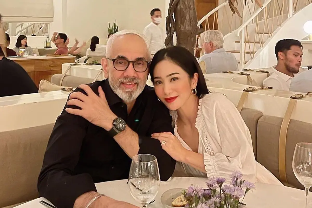Terpaut Usia 18 Tahun, Ini 6 Momen Bunga Zainal dan Suami Rayakan Anniversary