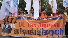 Ratusan buruh dari Konferederasi Serikat Pekerja Indonesia menggelar unjuk rasa di depan Mahkamah Konstitusi, Jakarta, Jumat (22/7). Mereka mengajukan berkas gugatan uji materi atas UU Pengampunan Pajak (Tax Amnesty). (Liputan6.com/Gempur M Surya)