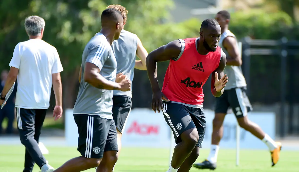 Striker anyar Manchester United, Romelu Lukaku, berlari ringan saat latihan perdana dalam rangkaian tur pramusim di Stadion UCLA Drake, Los Angeles, Senin (10/7/2017). (AFP/Harry How)