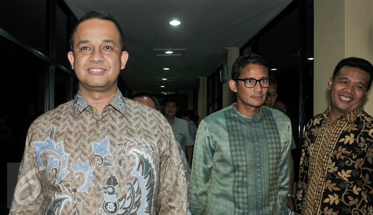 Calon Gubernur DKI Jakarta, Anies Baswedan dan Sandiaga Uno tiba di kantor Pusat Dakwah Muhammadiyah, Jakarta, Senin (17/10). Kunjungan Anies Baswedan dan Sandiaga Uno untuk bersilatuhrami. (Liputan6.com/Yoppy Renato)
