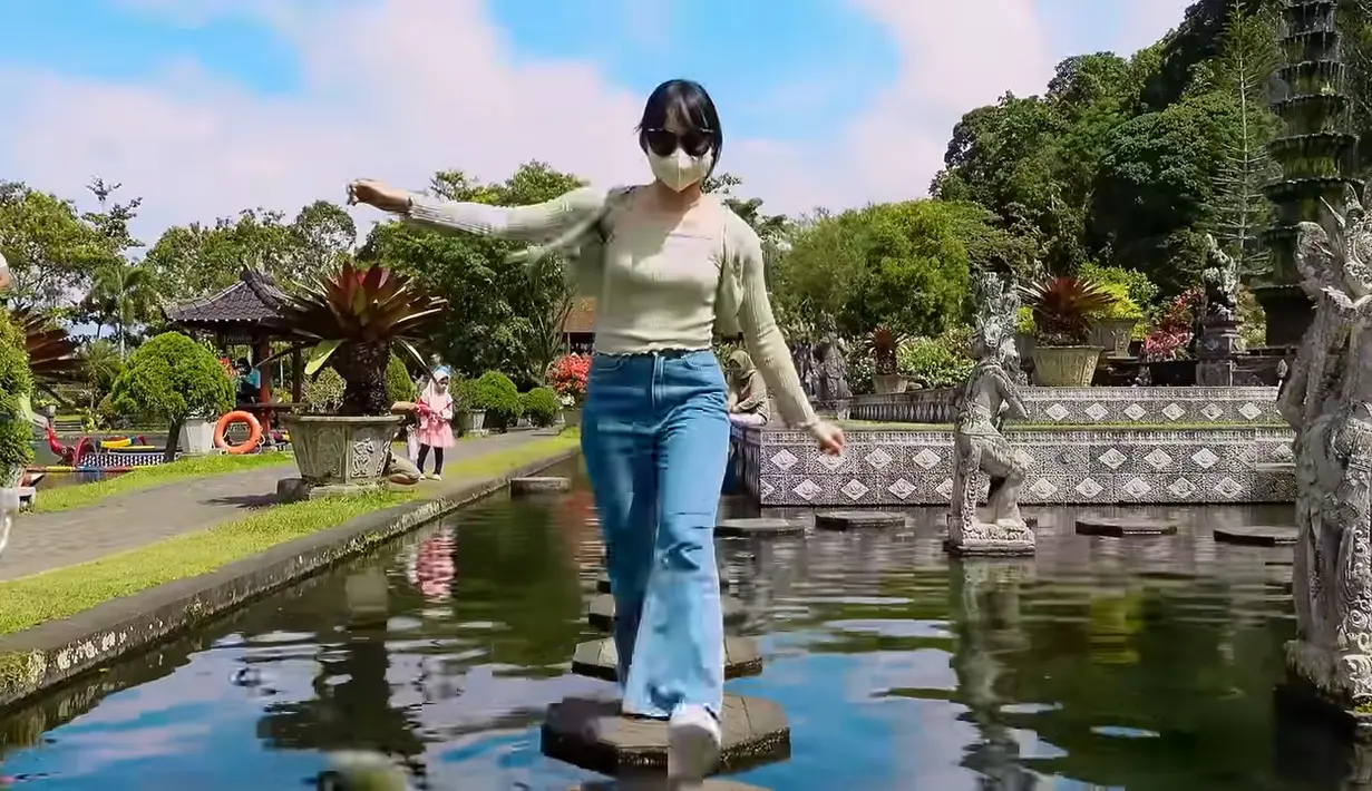 Tak lupa Dita juga mendatangi Tirtagangga, salah satu spot eksotis di Bali yang begitu indah dipandang. (YouTube Secret Number)