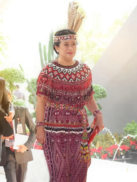 Ketua DPR RI Puan Maharani tampil mengenakan baju adat dari Dayak, Kalimantan. Dengan motif Ruit Besai dengan pengerjaan 3,5 bulan. [@puanmaharaniri]