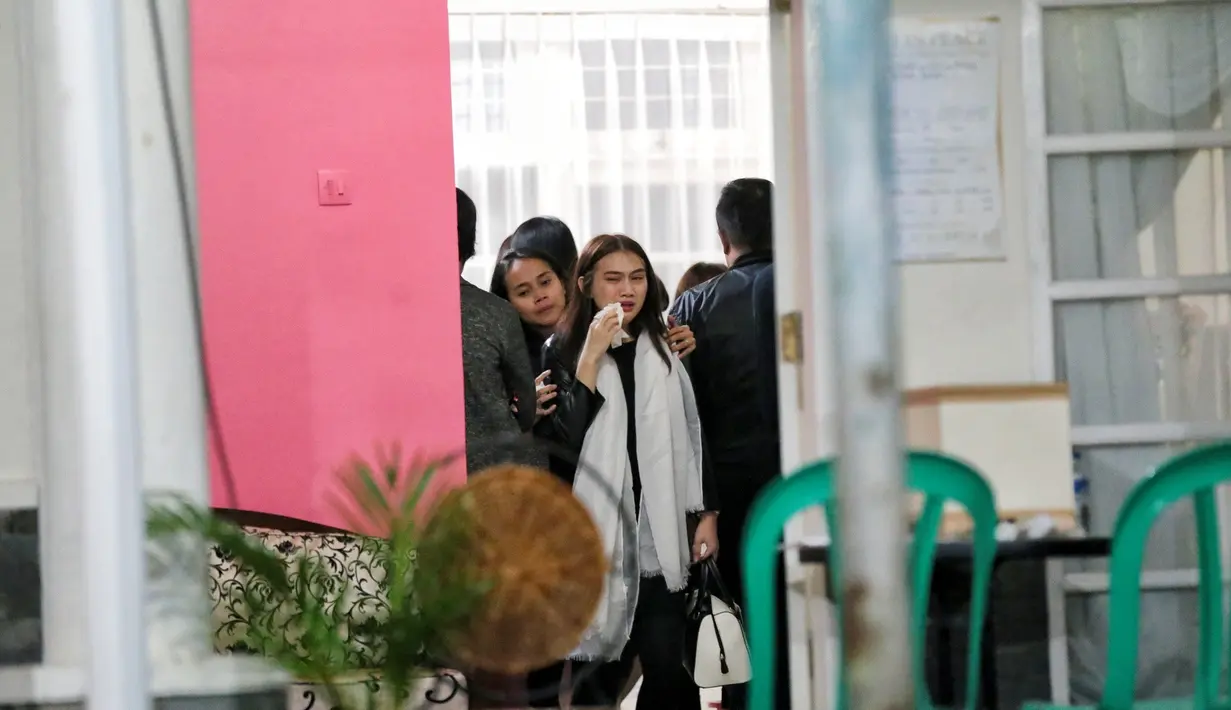 Sekitar pukul 18.00 WIB, para member masuk secara bergantian melihat jenazah lelaki asal Jepang tersebut. Usai memberikan penghormatan terakhirnya, air mata para member tak bisa lagi dibendung. (Adrian Putra/Bintang.com)