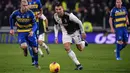 Striker Juventus, Cristiano Ronaldo, menggiring bola saat melawan Parma pada laga Serie A di Stadion Juventus, Turin, Minggu (19/1). Juventus menang 2-1 atas Parma. (AFP/Marco Bertorello)