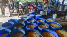 Aktivitas pekerja menyiapkan bahan pembuatan tahu di salah satu sentra produksi kawasan Pasir Putih, Kota Depok,  Jawa Barat, Senin (8/6/2026). (merdeka.com/Arie Basuki)