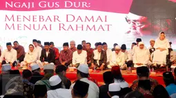 Presiden Jokowi, tokoh agama dan sejumlah petinggi negara saat menghadiri Haul Gus Dur ke 7 dan Peringatan Maulid Nabi Muhammad SAW di Ciganjur, Jakarta, Sabtu (23/12). (Liputan6.com/Gempur M Surya)