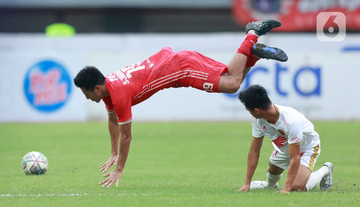 Pemain Persija Jakarta, Hanif Sjahbandi, terjatuh saat melawan PSM Makassar pada laga pekan ke-20 BRI Liga 1 2022/2023 di Stadion Patriot Candrabhaga, Bekasi, Rabu (25/1/2023). Persija menang dengan skor 4-2. (Bola.com/M Iqbal Ichsan)