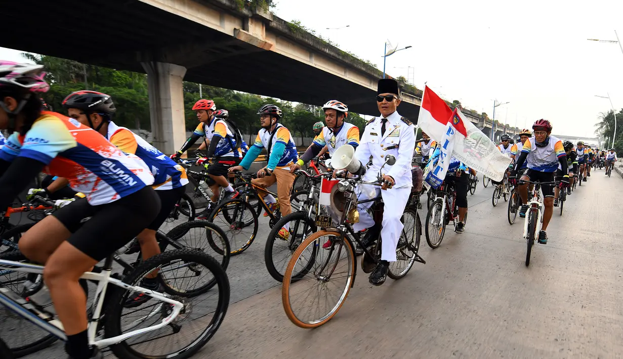 Sejumlah peserta mengikuti Fun Bike dalam rangka menyambut HUT ke-69 Bank Tabungan Negara (BTN) di Jakarta, Sabtu (9/2). HUT ke-69 BTN jatuh pada tanggal 9 Februari 2019. (Liputan6.com/Johan Tallo)