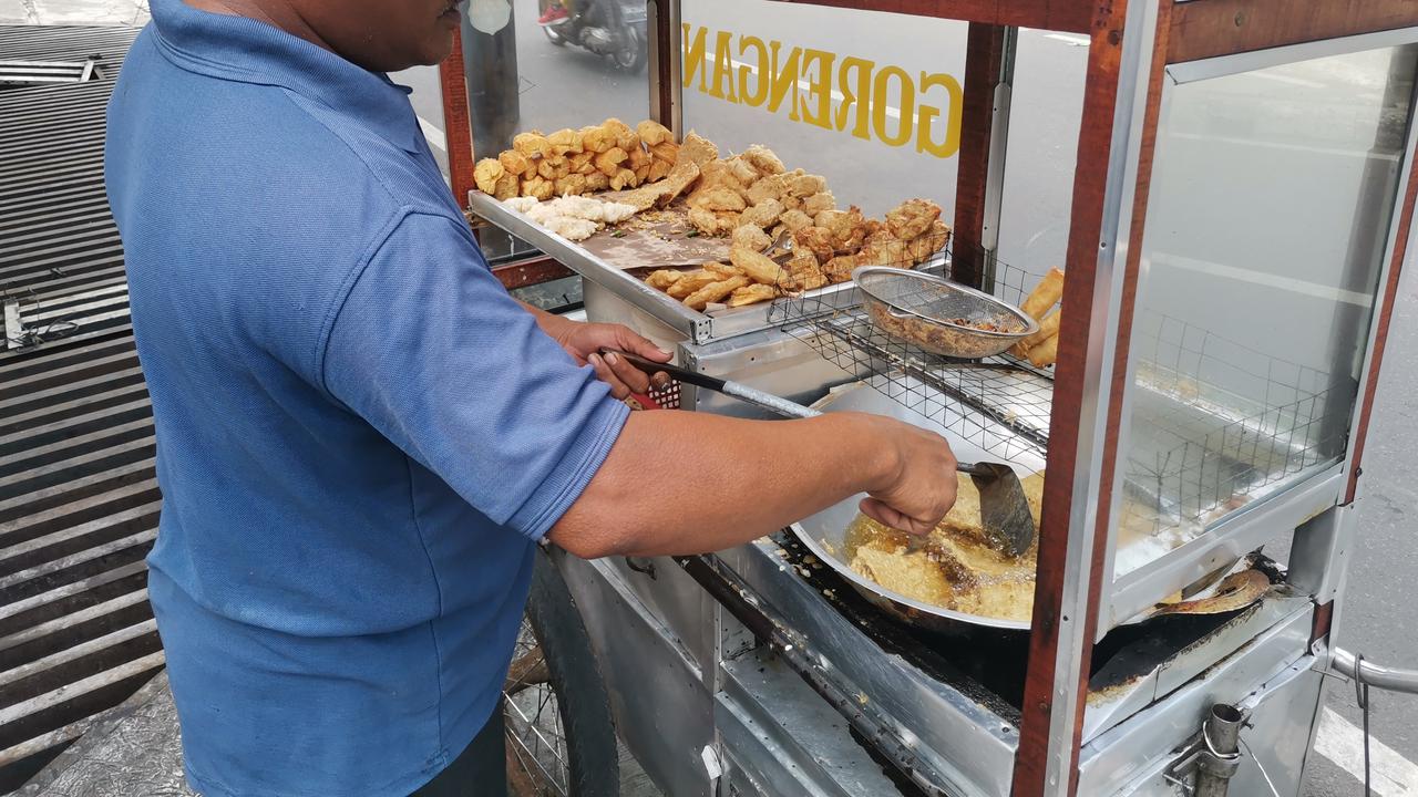 Pedagang Gorengan. (Merdeka.com/Sulaeman)