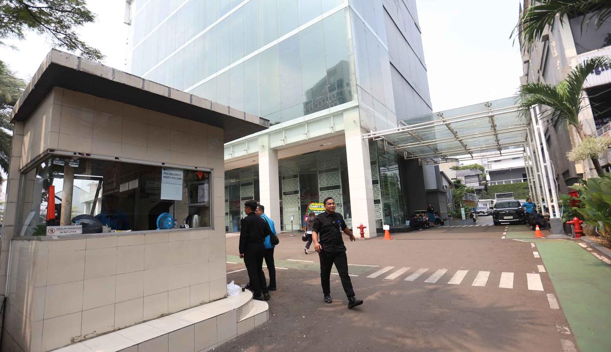 Petugas keamanan berjaga di pintu masuk gedung Badan Gizi Nasional (BGN) di Jalan Kebon Sirih, Menteng, Jakarta Pusat, Rabu (3/6/2026), menyusul pergantian jajaran pimpinan di lembaga tersebut. (Kapanlagi.com/Budy Santoso)