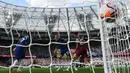 Pemain West Ham, Nayef Aguerd (kanan) mencetak gol pertama timnya ke gawang Chelsea pada laga pekan kedua Liga Inggris 2023/2024 di London Olympic Stadium, London, Minggu (20/08/2023) malam WIB. (AFP/Justin Tallis)