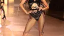 Ibu dua anak Alessandra Ambrosio tak kalah memukau dengan busana berwarna emas dan hitam di peragaan busana.  [@runway.dolls].
