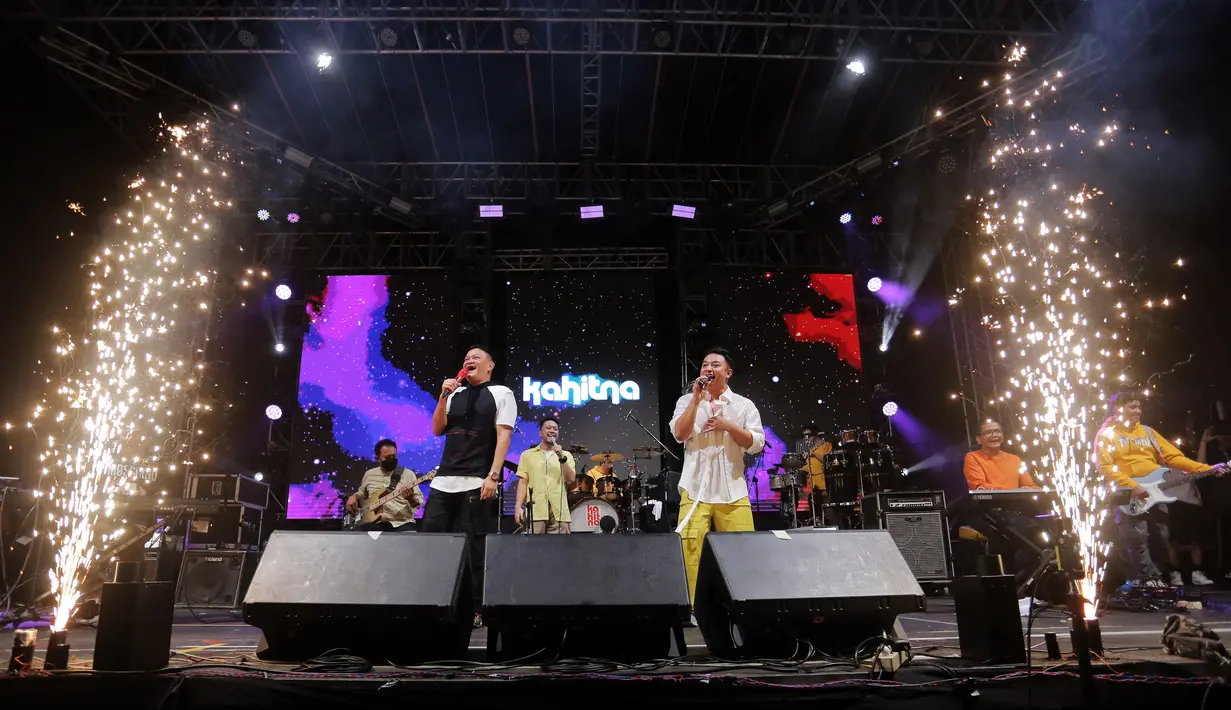 Tausiah dari Habib Husein Ja’far menemani maghrib sambil bersilaturahim Bersama para pengunjung. Lalu disusul penampilan dari Oom Leo Berkaraoke feat Aldi Taher. Grup Souljah pun hadir di atas panggung sekitar pukul 20.00 WIB. [Foto: Bambang E Ros/Fimela.com]