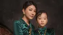 Penampilan Sarwendah dengan putri pertamanya ini juga tak lepas dari sorotan netizen. Keduanya tampil kompak dalam busana bernuansa beludru hijau lengkap dengan kain batik. (Liputan6.com/IG/@sarwendah29)