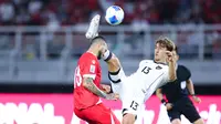 Pemain Timnas Indonesia,&nbsp;Mauro Zijlstra, berebut bola dengan pemain Timnas Lebanon,&nbsp;Hussein Sharafeddine, dalam laga FIFA Matchday 2025 di Stadion Gelora Bung Tomo, Surabaya, Senin (8/9/2025). (Bola.com/Abdul Aziz)