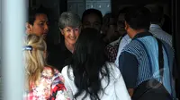 Konsulat Australia, Majekk Hind menyambut keluarga tersangka warga negara Australia  di ruang tunggu Lapas Nusa Kambangan, Jawa Tengah, Minggu (26/4/2015). (Liputan6.com/Yoppy Renato)