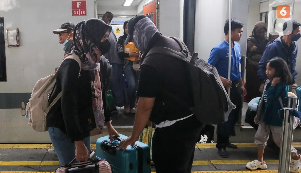 Sementara itu, data per 5 April 2025 menunjukkan angka tak jauh berbeda, yakni 52.060 penumpang. (Liputan6.com/Herman Zakharia)
