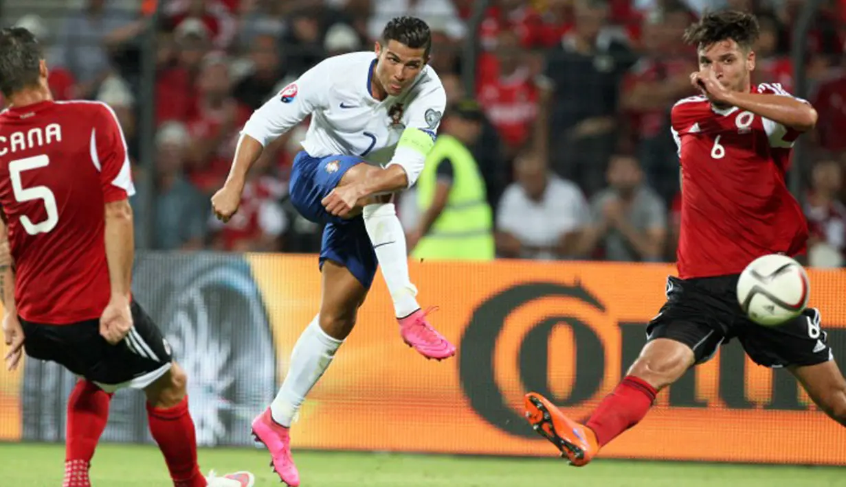 Cristiano Ronaldo melepaskan tendangan saat Portugal melawan Albania di kualifikasi Euro 2016 di Elbasan Arena, Albania, Selasa (8/9/2015). Portugal menang 1-0 atas gol Miguel Veloso di saat injury time. (AFP Photo/Gent Shkullaku)