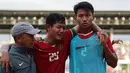 Bek Timnas Indonesia U-19, Firza Andika, menangis usai dikalahkan Thailand U-19 pada laga Piala AFF U-18 di Stadion Thuwunna, Yangon, Jumat (15/9/2017). Indonesia kalah adu penalti dari Thailand. (Bola.com/Yoppy Renato)