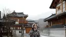 Di potret lainnya, Yasmin tampil dengan nuansa vintage yang lebih edgy. Kali ini, ia memilih zipper jacket bermotif floral yang dipadukan dengan loose pants hitam. [@yasminnapper].