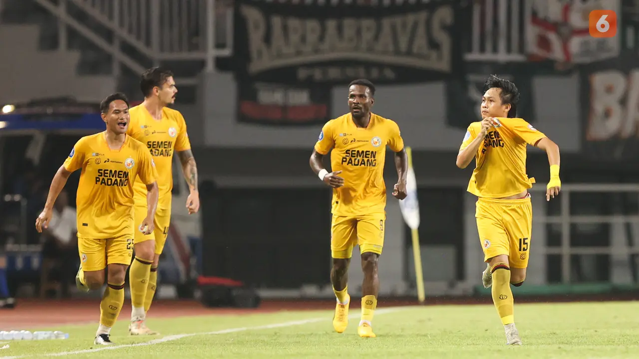 Persija jakarta melawan Semen Padang.