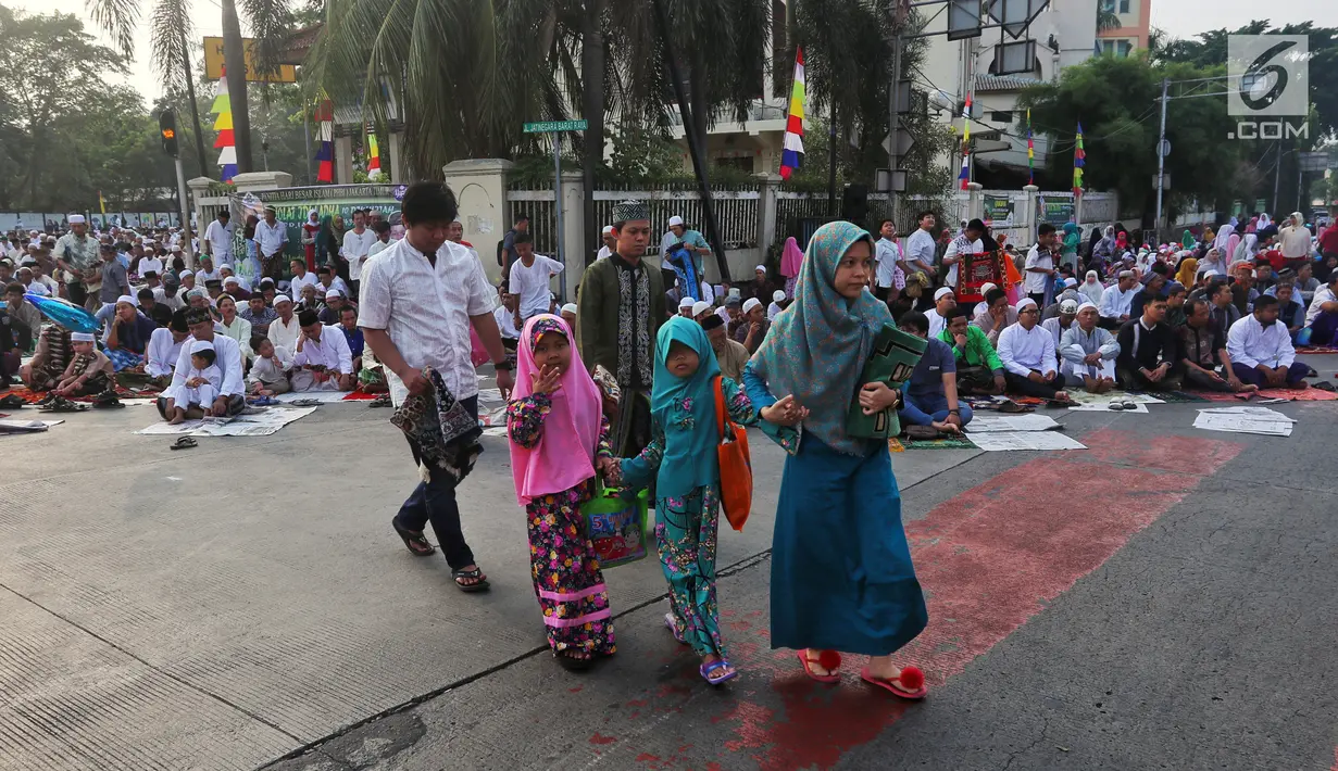 Jemaah bubar usai melaksanakan salat Idul Adha 1439 H di Monumen Perjuangan Jatinegara, Jakarta Timur, Rabu (22/8). (Liputan6.com/JohanTallo)