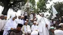 Massa saat melakukan orasi aksi penolakan Ahok di depan Balaikota, Jakarta, Senin (1/12/2014). (Liputan6.com/Faizal Fanani) 