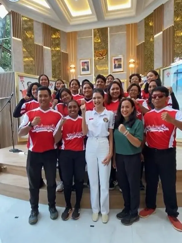 Bertugas di Kemenpora, Ini 7 Potret Mikha Tambayong Bersama Para Atlet