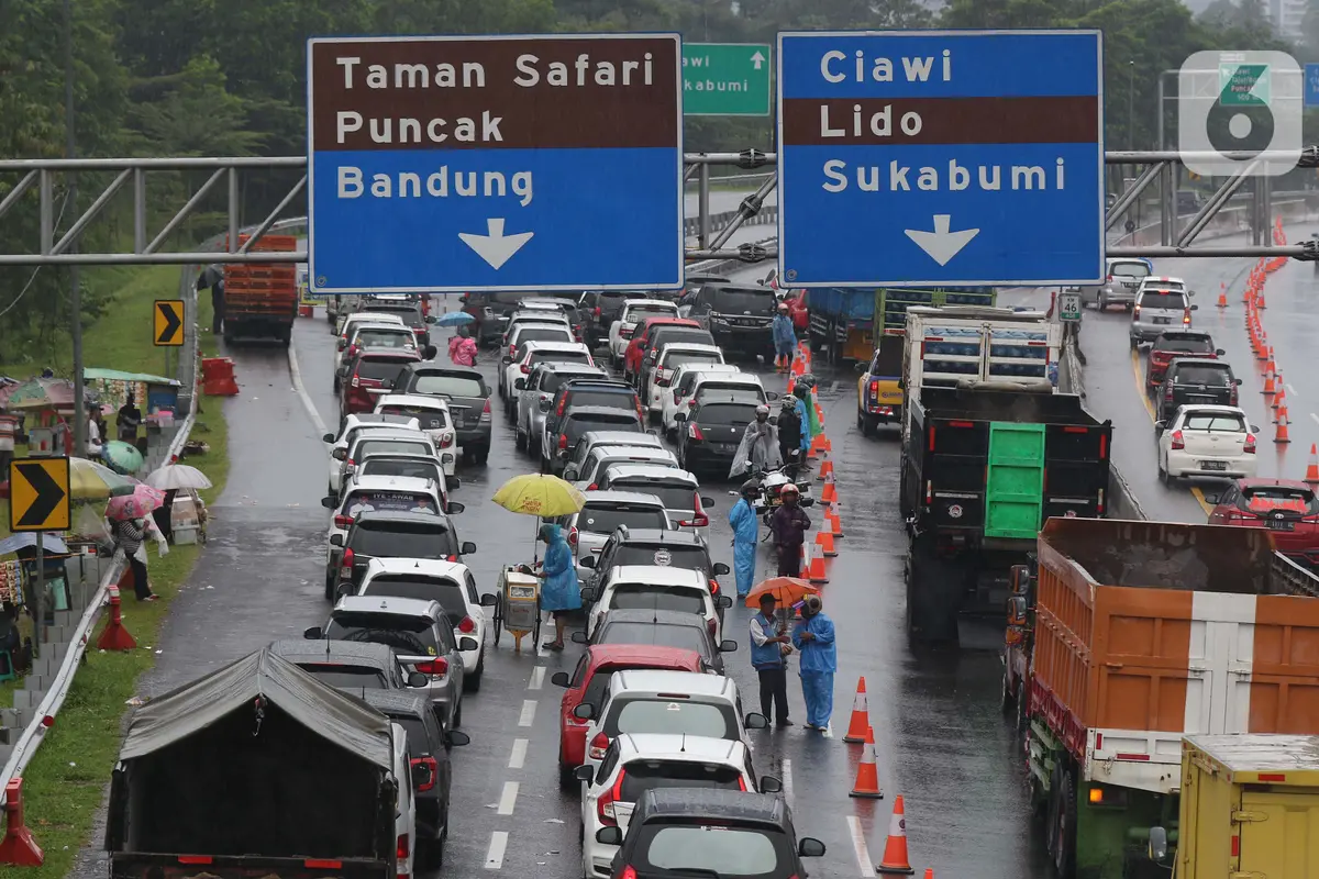 Kendaraan Menuju Puncak Terjebak Buka Tutup Arus