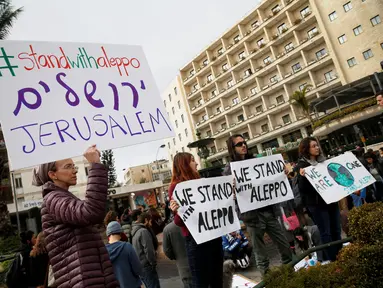 Sejumlah warga Israel menggelar unjuk rasa di depan kediaman Perdana Menteri Israel, Benjamin Netanyahu di Yerusalem, Jumat (16/12). Mereka mengaku prihatin dengan warga Aleppo di Suriah. (REUTERS / Baz Ratner)
