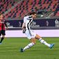 Gelandang Juventus, Adrien Rabiot, menendang bola saat melawan Bologna pada laga Liga Italia di Stadion Renato-Dall'Ara, Minggu (23/5/2021). Juventus menang dengan skor 4-1. (AFP/Andreas Solaro)