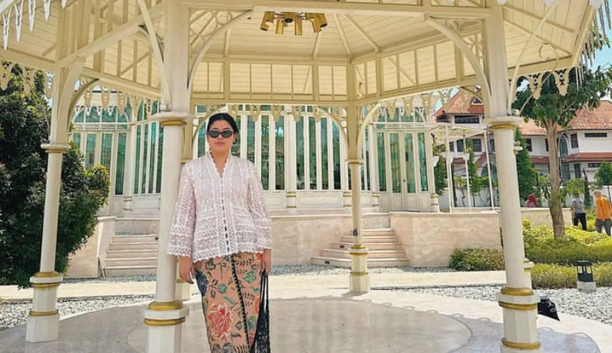 Dalam akun Instagramnya, Pinkan kerap mengenakan busana dengan nuansa nusantara. Misalnya ia mengenakan atasan kebaya putih berbordir dipadukan kain batik sebagai bawahan. Sambil mengenakan flat shoes sambil membawa tas hitam jaring-jaring. [@dpophaprani]