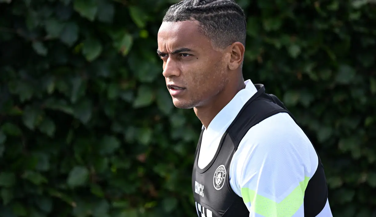 Bek Manchester City, Manuel Akanji tiba untuk menghadiri sesi latihan di City Football Academy, di Manchester, Inggris (5/9/2022). Manchester City akan bertanding melawan Sevilla pada Grup G Liga Champions di Estadio R. Sanchez Pizjuan. (AFP/Oli Scarff)