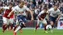 Proses terjadinya gol penalti yang dicetak striker Tottenham, Harry Kane, ke gawang Arsenal pada laga Premier League di Stadion Wembley, London, Sabtu (2/3). Kedua klub bermain imbang 1-1. (AFP/Daniel Leal-Olivas)