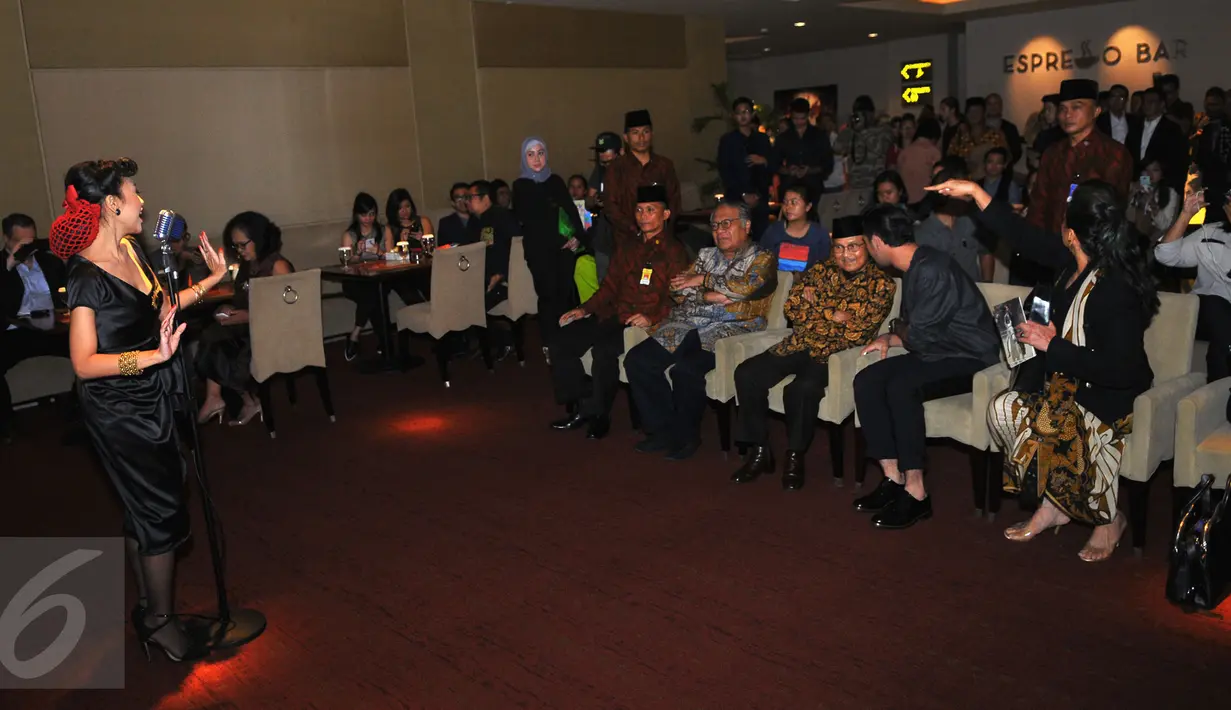 Suasana perayaan sepuluh tahun Reza Rahadian berkarya di Plaza Indonesia, Jakarta, Rabu (3/9/2015). Lewat acara bertajuk 10 Years Personal Journey of Reza Rahadian, Reza mengundang orang-orang yang berjasa dalam kariernya. (Liputan6.com/Faisal R Syam)